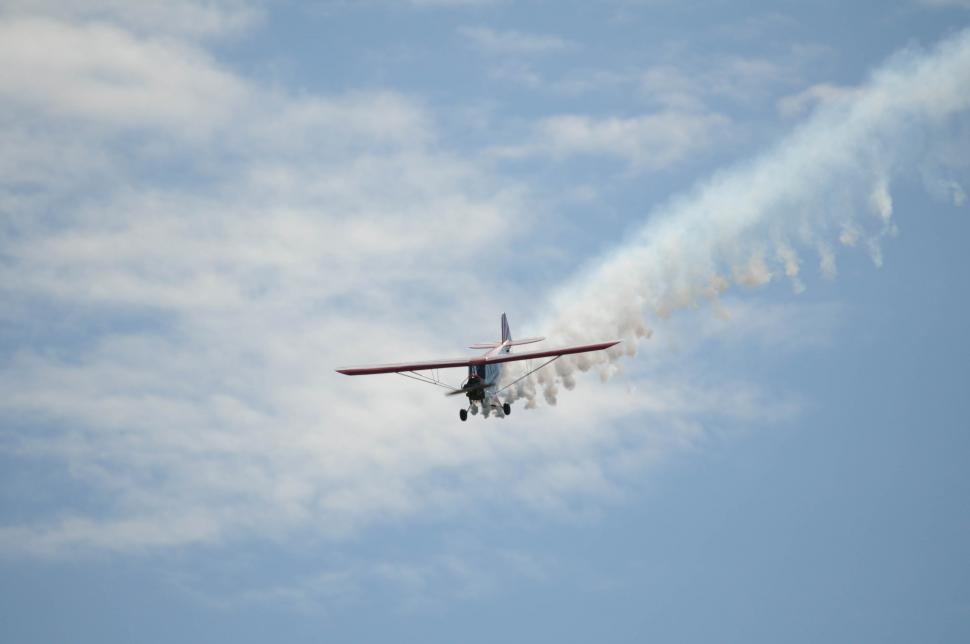 Free Image of Airplane flying 