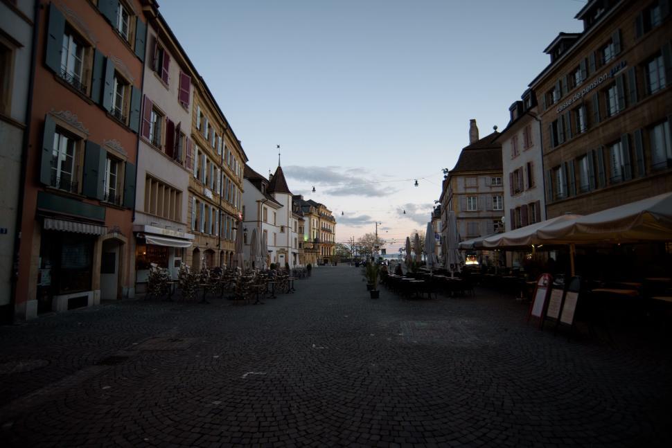 Free Image of Quiet town street at dusk with historic architecture and cozy vibe. 