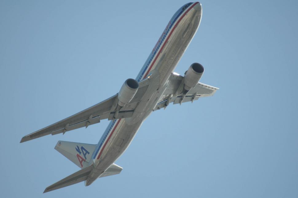 Free Image of Commercial jet takeoff 