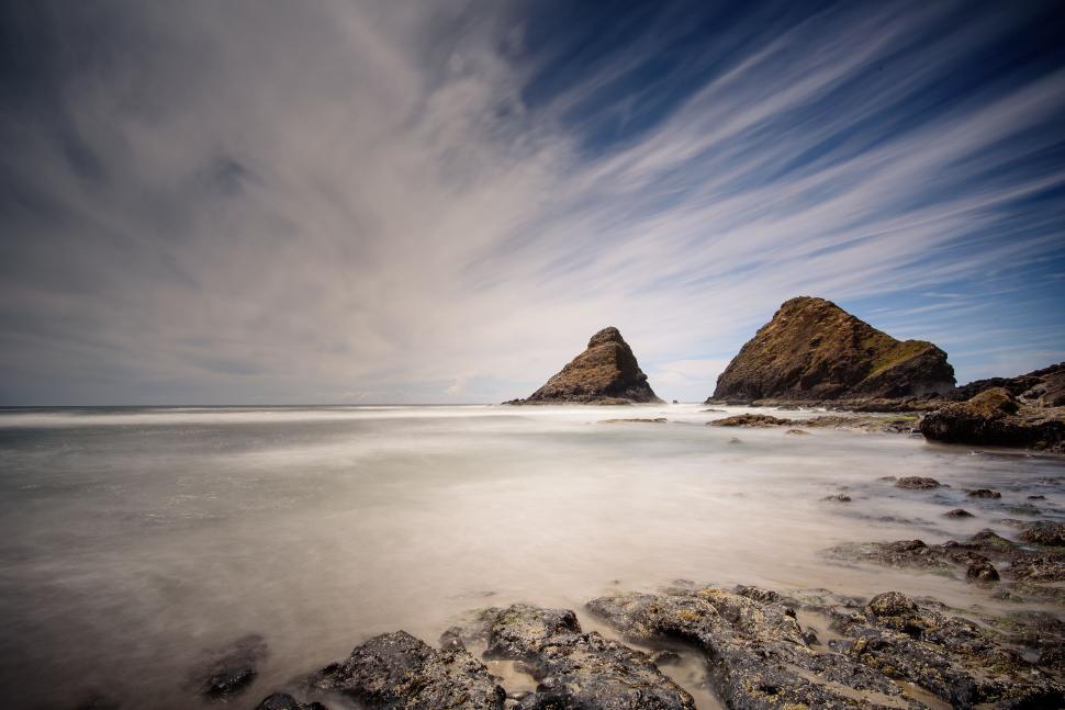 Free Image of Seascape with rocky formations and blurred water waves 