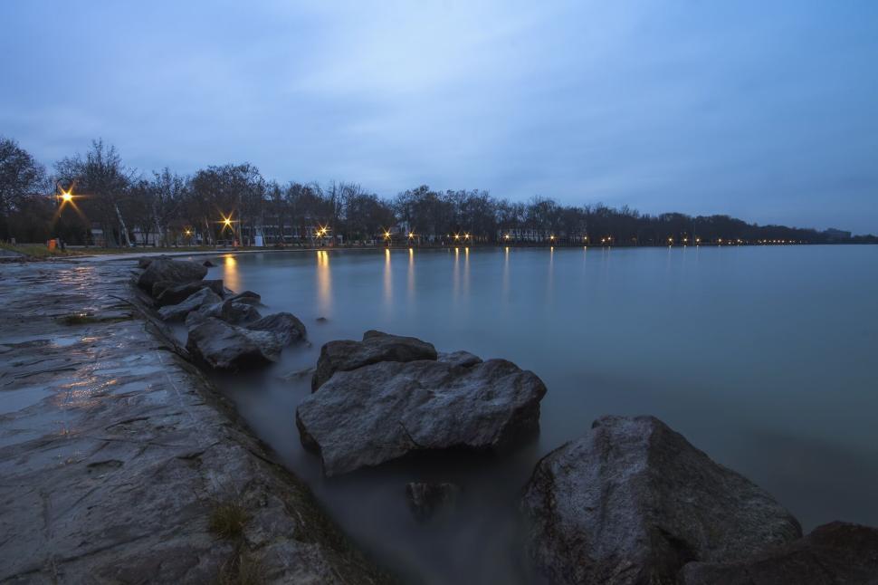 Free Image of Quiet riverside promenade at dusk with soft street lighting, calm. 