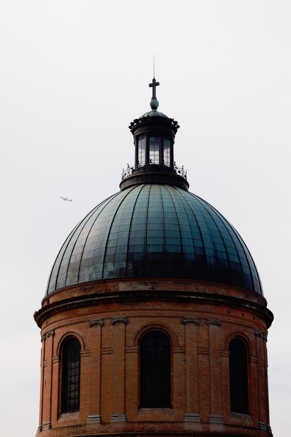 Free Image of Architectural dome structure with cross against a clear sky 
