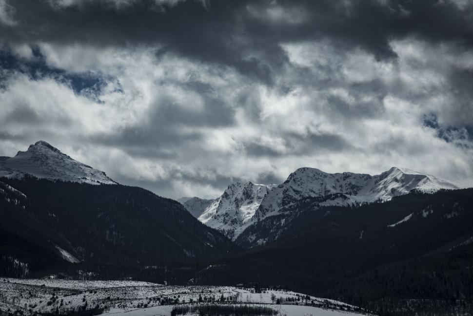 Free Image of Overcast mountain range with dramatic cloudy sky 