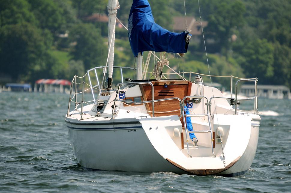 Free Image of Sailboat stern 