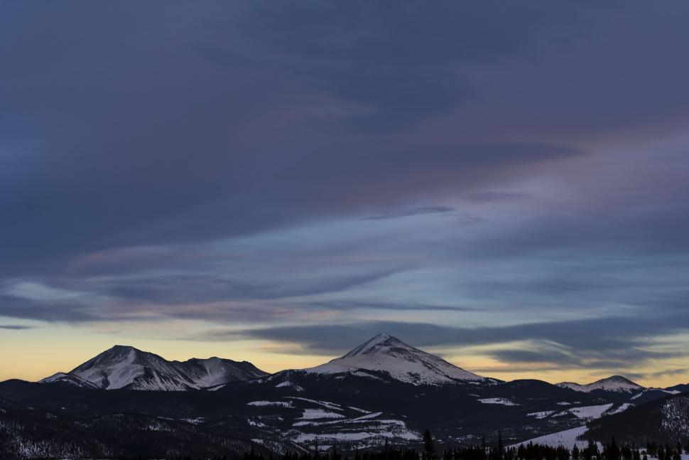 Free Image of Wide panoramic view of mountains during twilight sky 