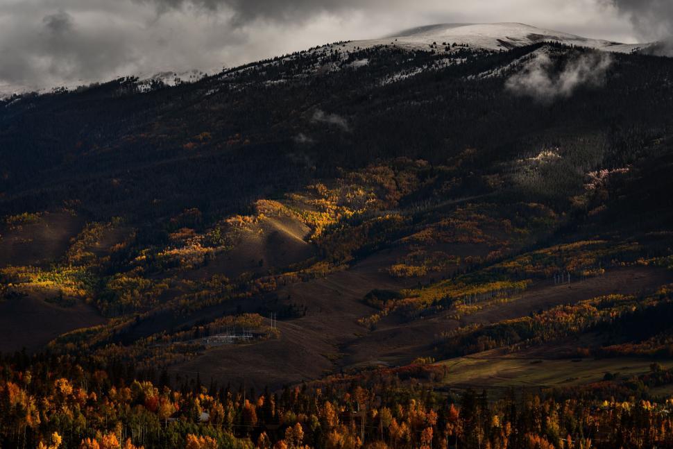 Free Image of Scenic landscape with vibrant autumn foliage and snow 