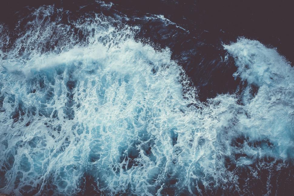Free Image of High contrast image of sea waves crashing violently. 