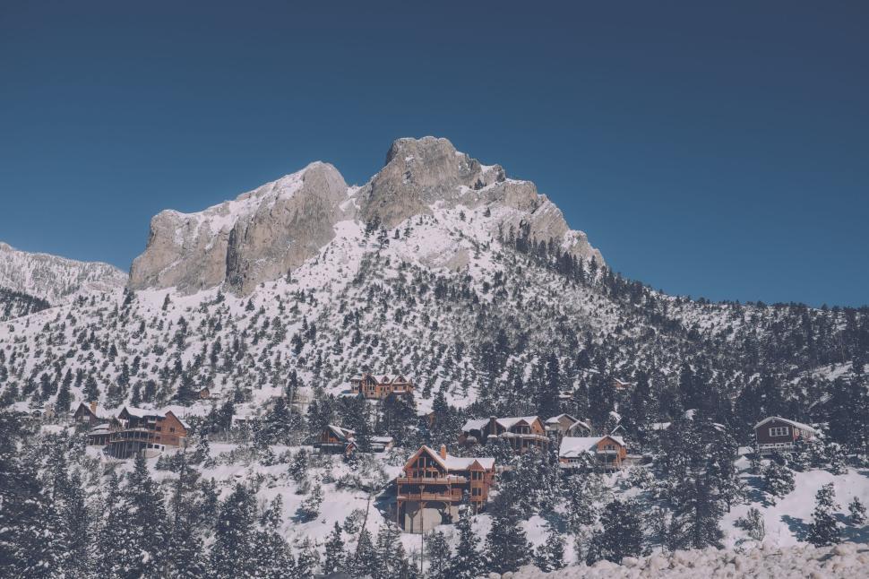 Free Image of Snow covered village nestled in scenic mountainous landscape 
