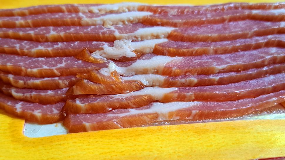 Free Image of Raw Bacon Slices Closeup Photo 