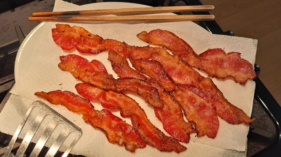 Free Image of Crispy Bacon Strips Cooling 
