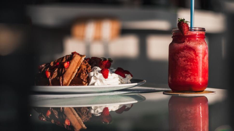 Free Image of Delicious waffles with strawberries and smoothie. 