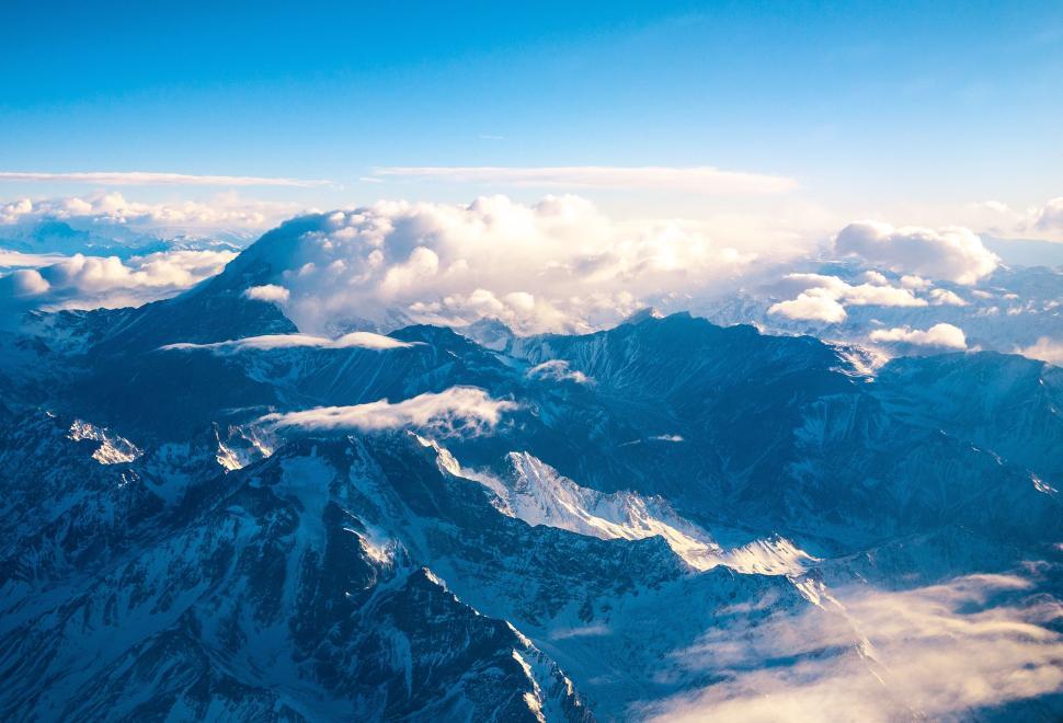 Free Image of A breathtaking view of snow-covered mountains and clouds 