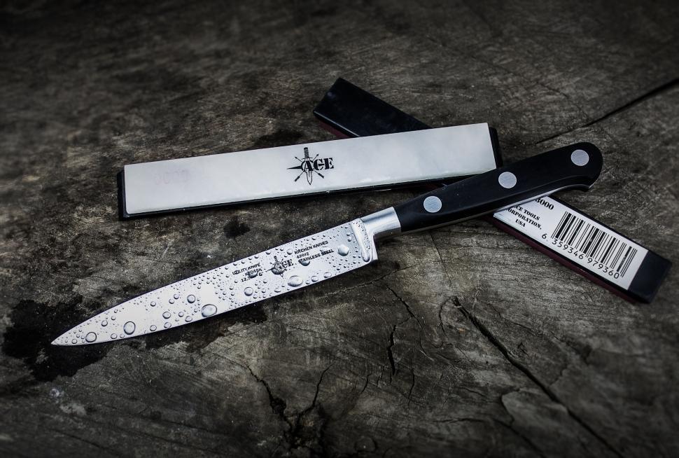 Free Image of Sharp knife with water droplets on rustic wooden surface 