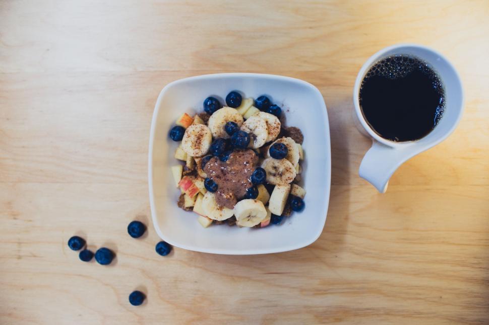 Free Image of Healthy breakfast bowl with fruits and black coffee 