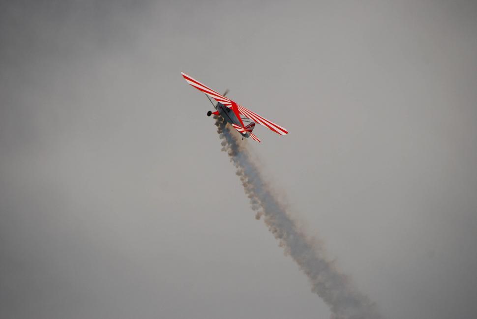 Free Image of Airplane soaring upward 