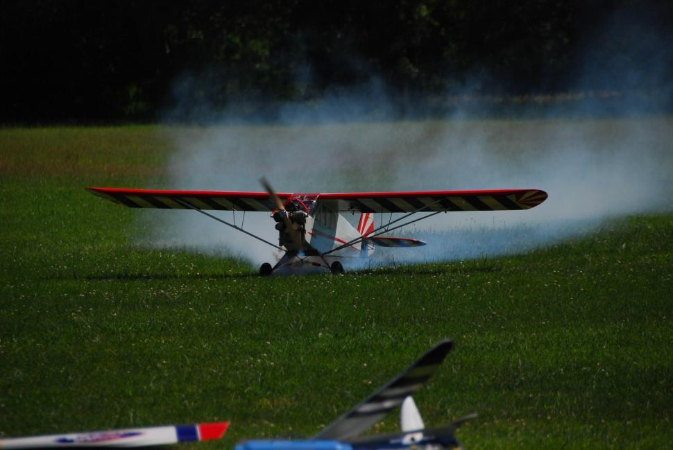Free Image of Grounded airplane 