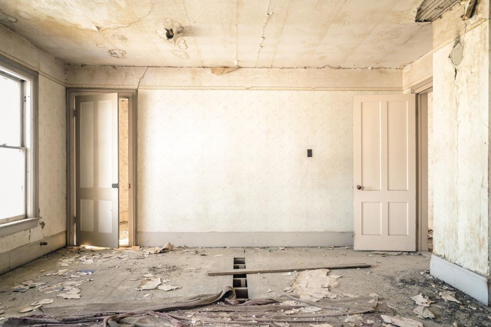 Free Image of Abandoned empty room with peeling wallpaper and floor. 