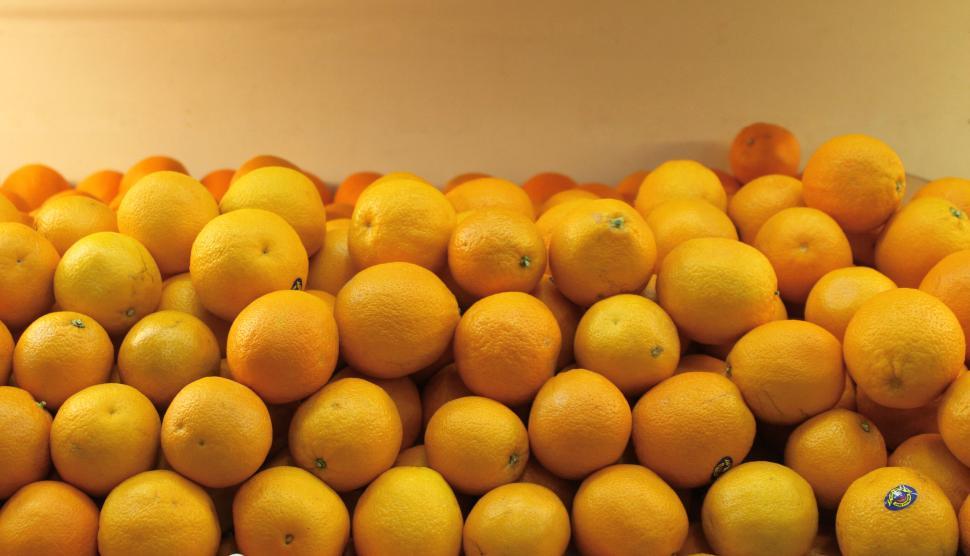 Free Image of Piled fresh oranges with natural texture in market 