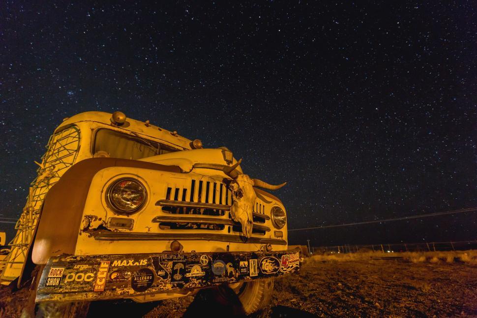 Free Image of Vintage truck under a starry night sky in the desert 