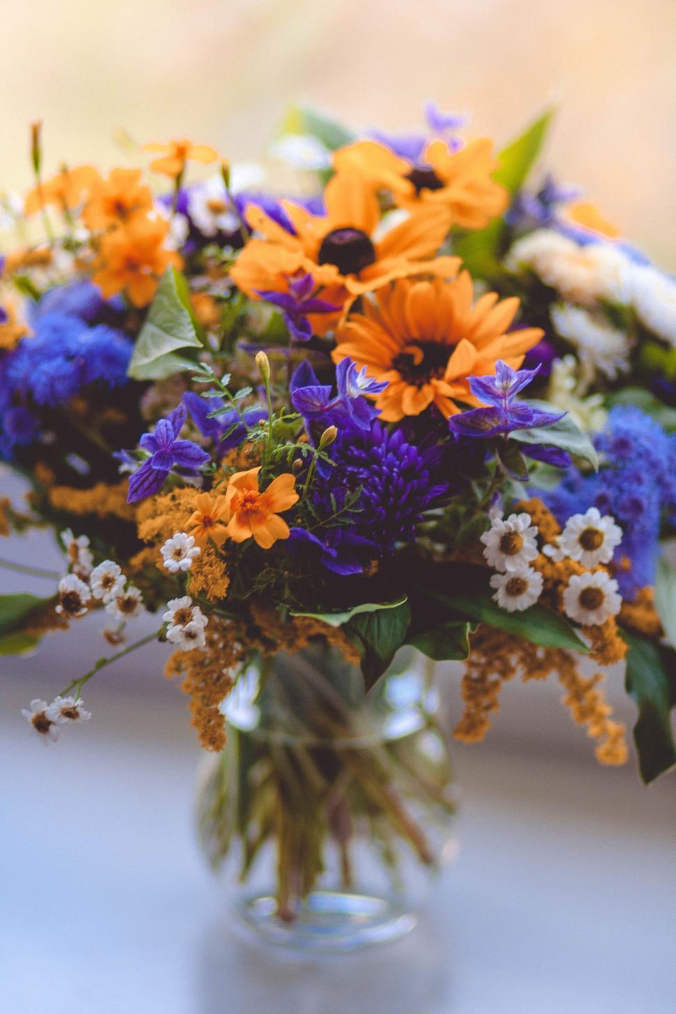 Free Image of Vibrant mixed flowers bouquet in vase on light background. 