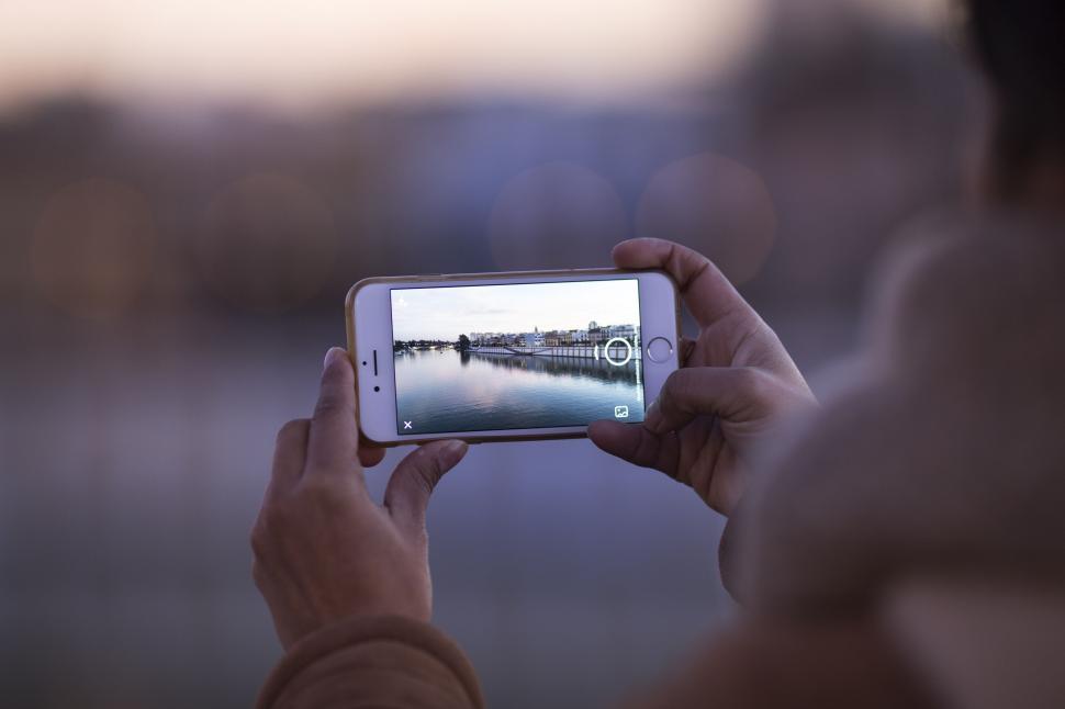 Free Image of Taking a photo of scenic landscape with smartphone 