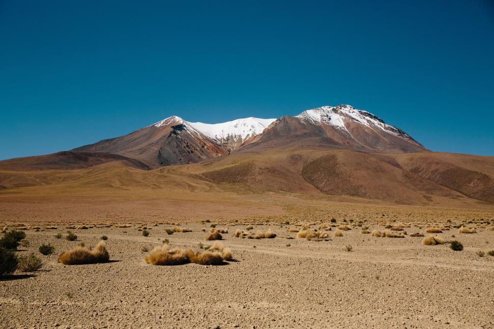 Free Image of Desolate desert landscape with mountains in distance 