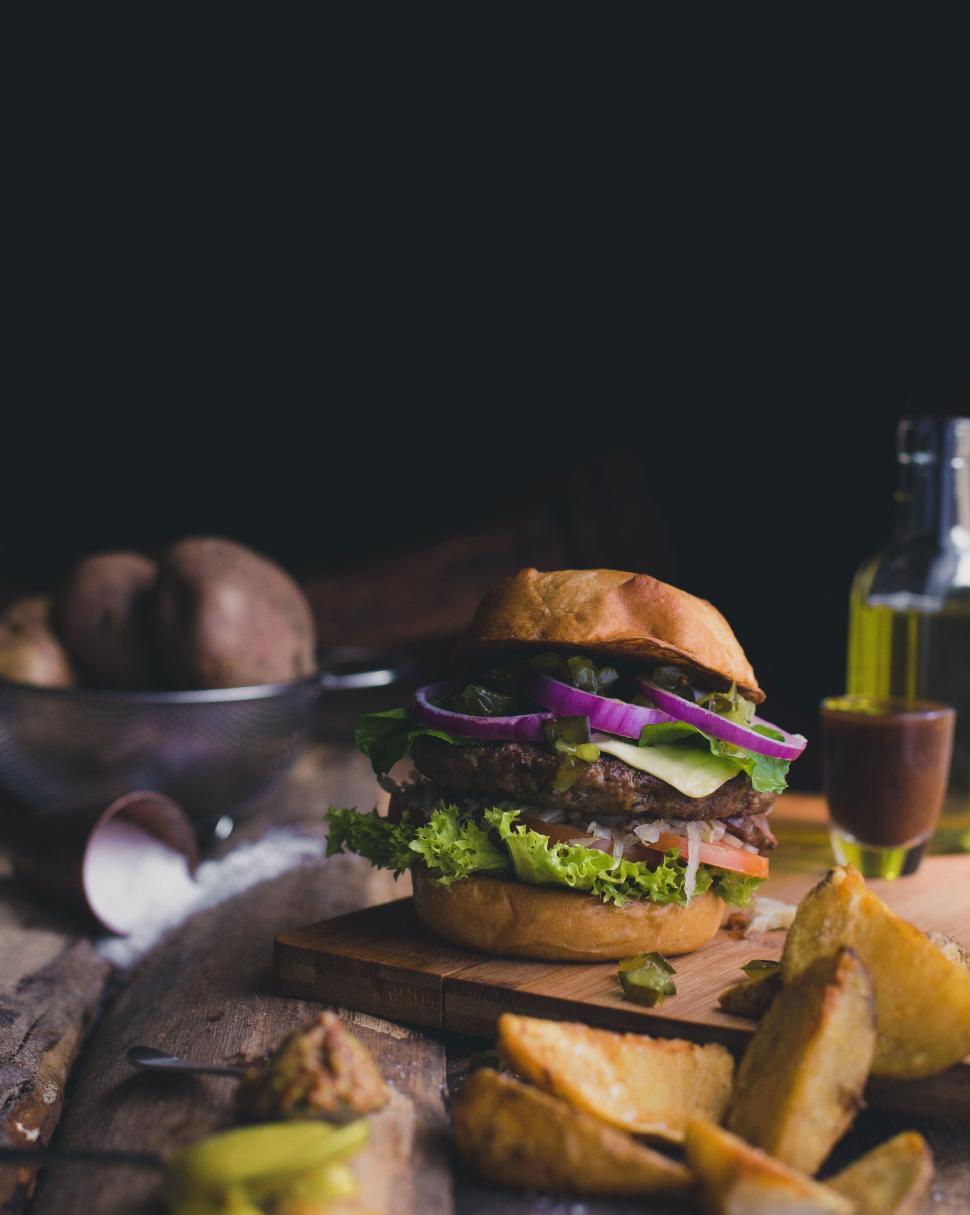 Free Image of Delicious burger with vegetables and potato wedges 
