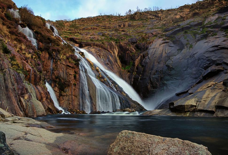 Free Image of Majestic waterfall cascading down rocky landscape 