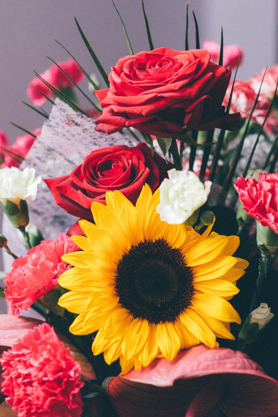 Free Image of Colorful flower bouquet with sunflower and roses 