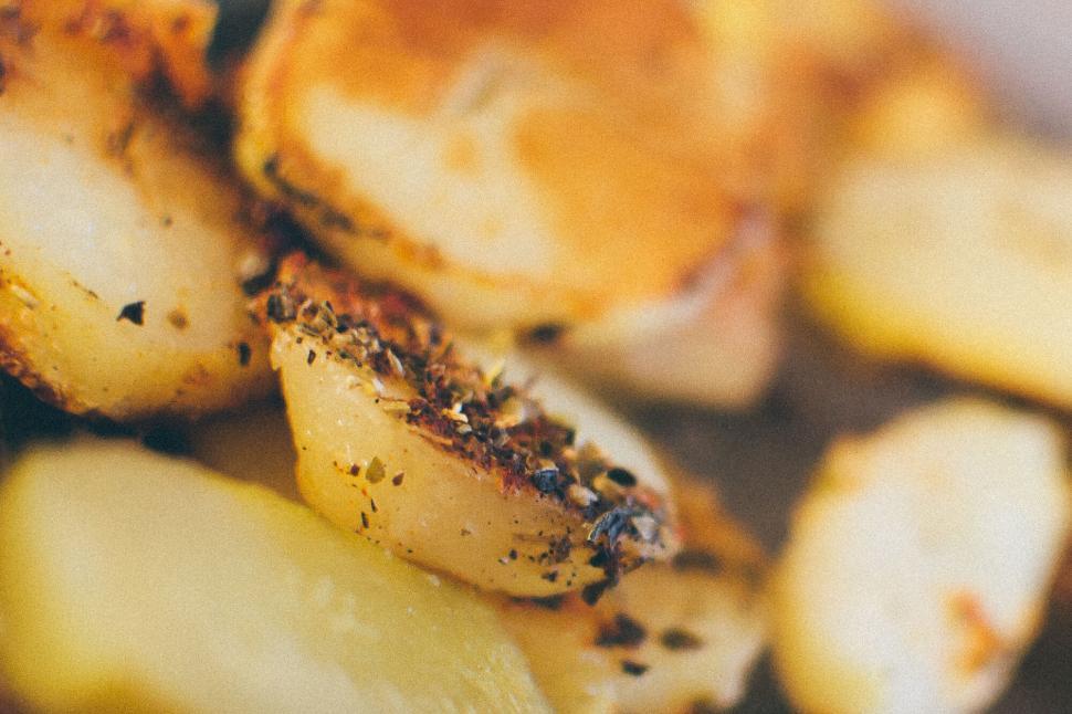 Free Image of Close-up of seasoned, roasted potatoes on a plate. 