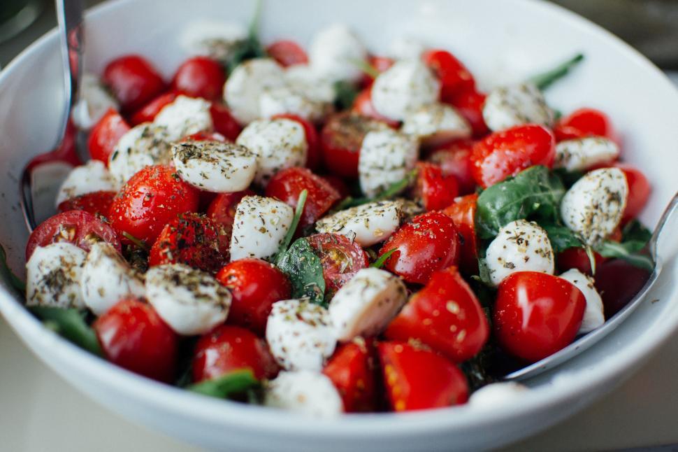 Free Image of Bowl of fresh tomato and mozzarella salad with herbs 