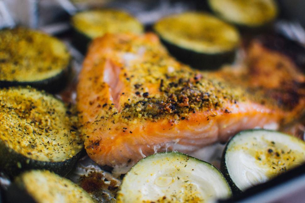 Free Image of Salmon fillet with seasoned zucchini in a baking dish 
