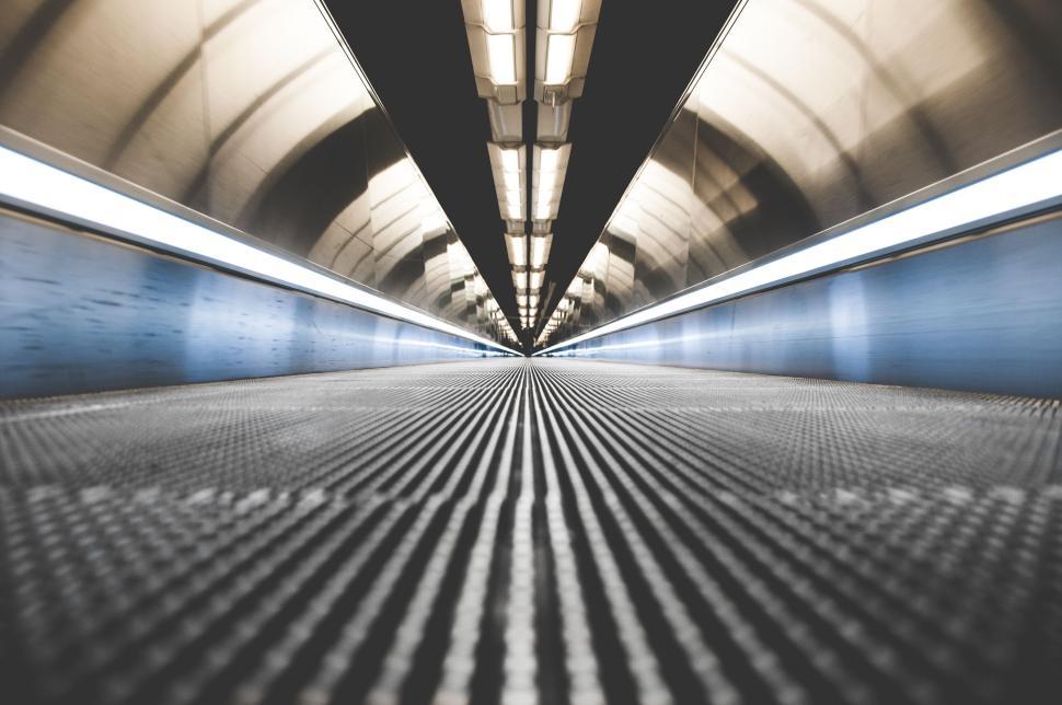 Free Image of Moving walkway inside tunnel with modern lighting above 