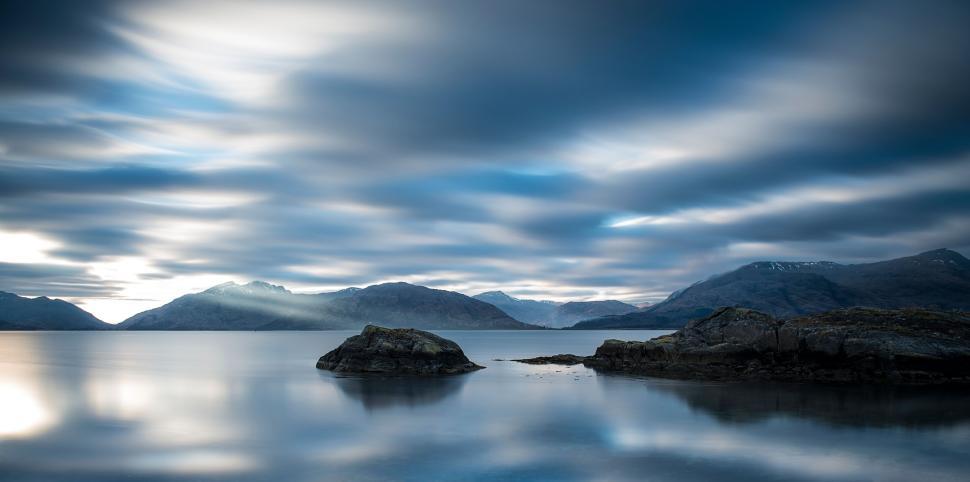 Free Image of Soothing view of mountains and calm lake at sunset. 