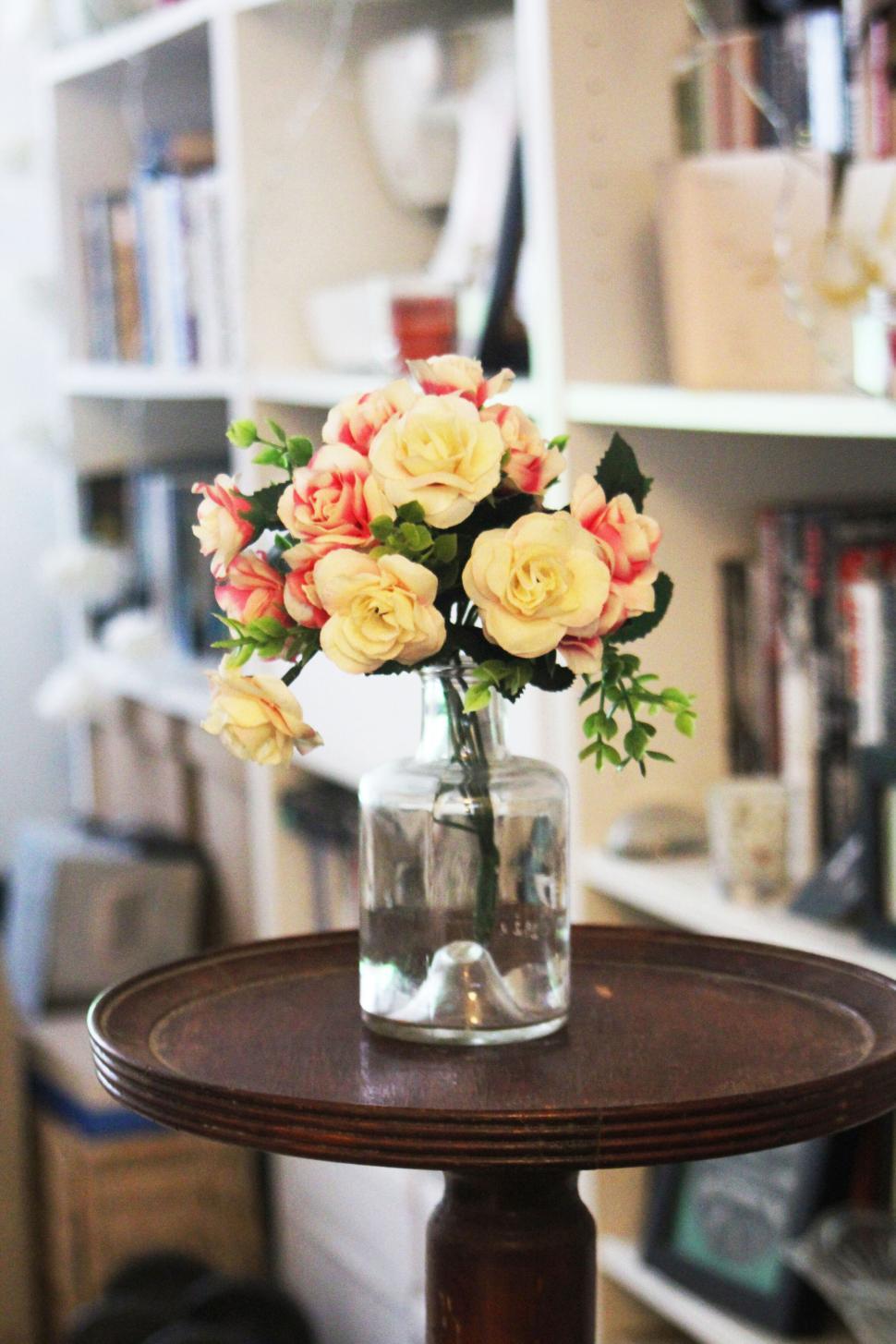 Free Image of Beautiful bouquet of roses in a jar on wooden table 