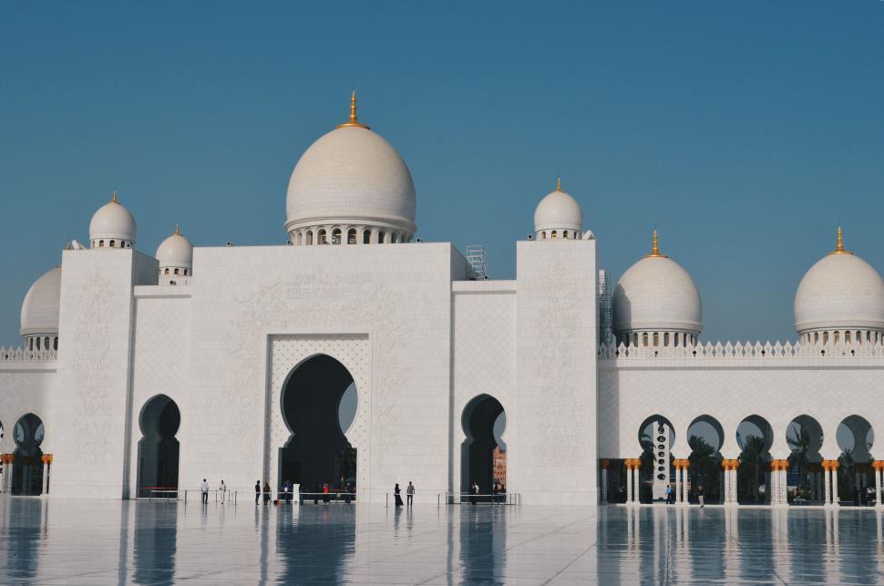 Free Image of White domed mosque with people walking in the courtyard 
