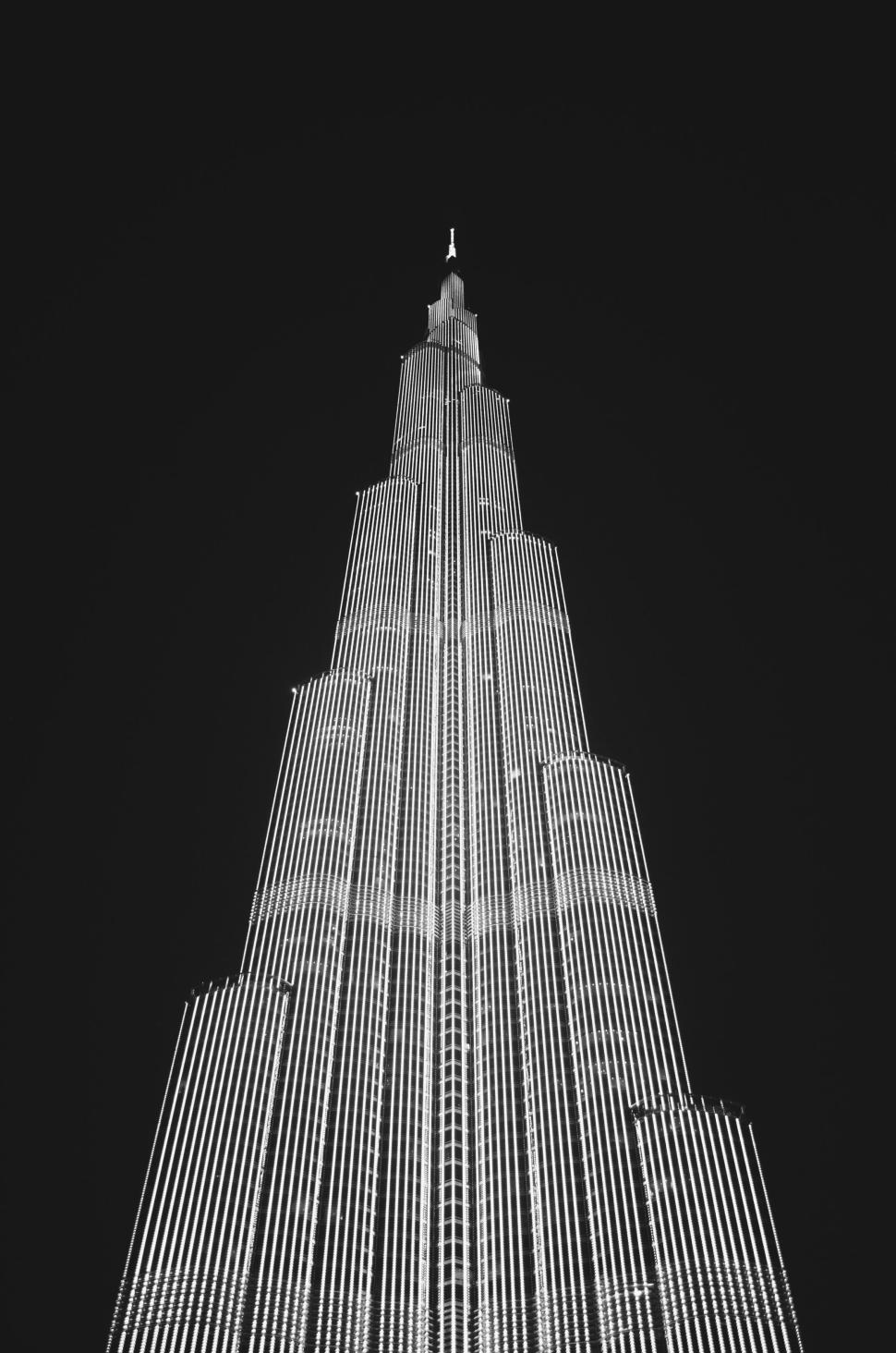 Free Image of Modern skyscraper at night lit up against the dark sky 