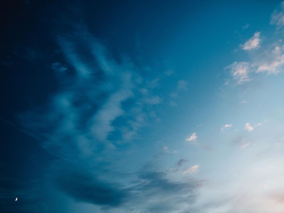 Free Image of A beautiful, cloudy sky at dusk with light fading. 