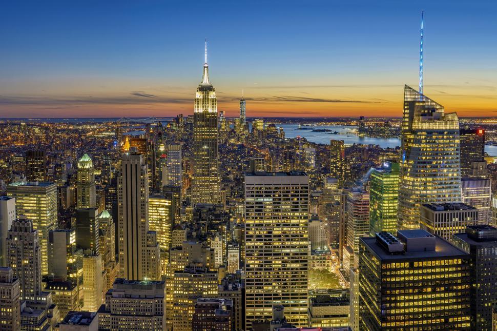 Free Image of New York skyline at sunset showcasing city lights. 