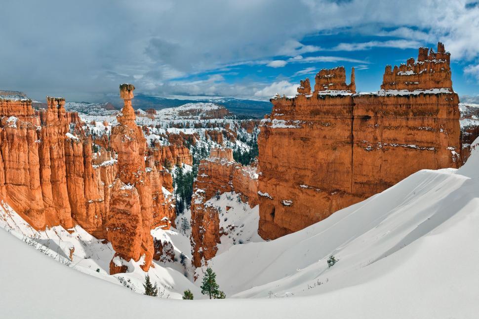 Free Image of Snow-covered Bryce Canyon National Park in winter 