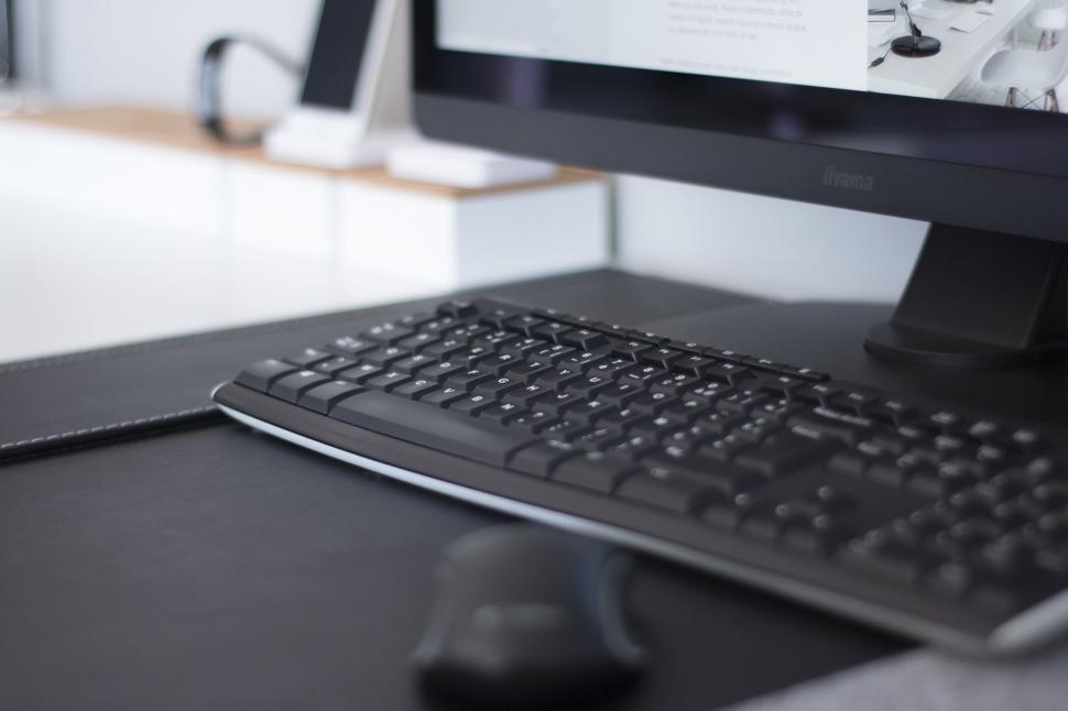 Free Image of A neat desk setup featuring a keyboard and mouse. 