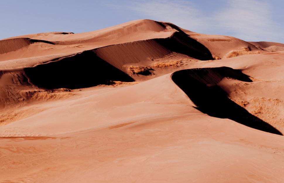 Free Image of Expansive desert landscape with rolling sand dunes. 