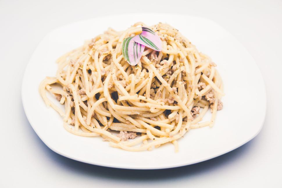 Free Image of Plate of spaghetti garnished with herbs and onions. 