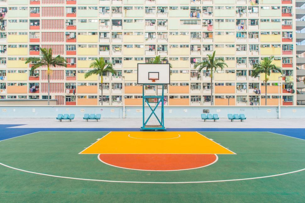 Free Image of Vibrant urban basketball court with colorful buildings. 