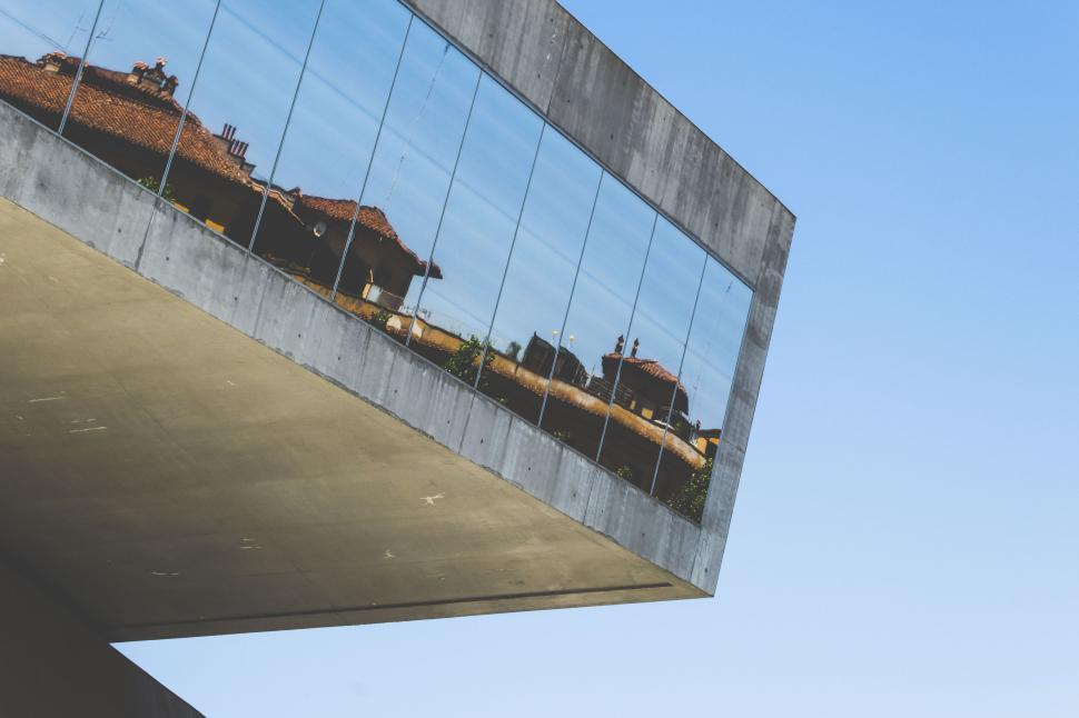 Free Image of Modern building with reflective glass windows 
