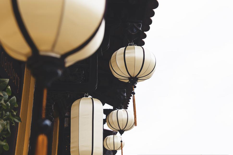 Free Image of String of hanging lanterns in a contemporary urban street 
