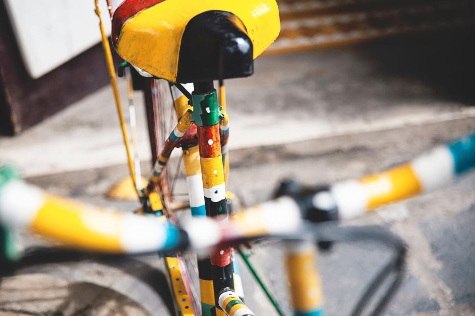 Free Image of Colorful, striped bicycle seat with blurred background. 
