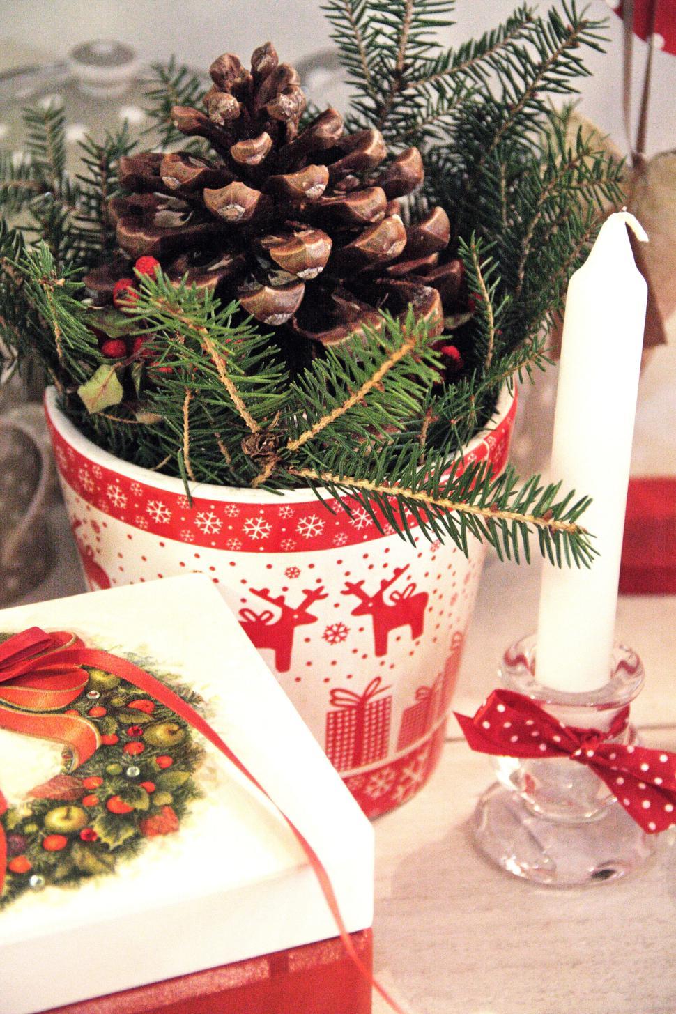 Free Image of Christmas candle and pine cone decorated beautifully 