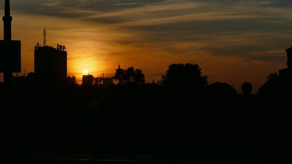 Free Image of Silhouetted urban skyline at sunset 