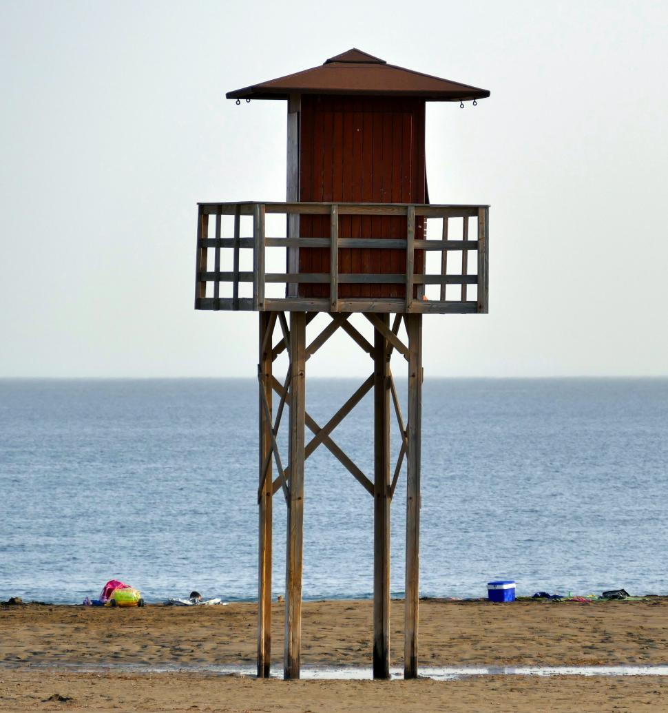 Free Image of Lifeguard watchtower overlooking a serene beach view. 